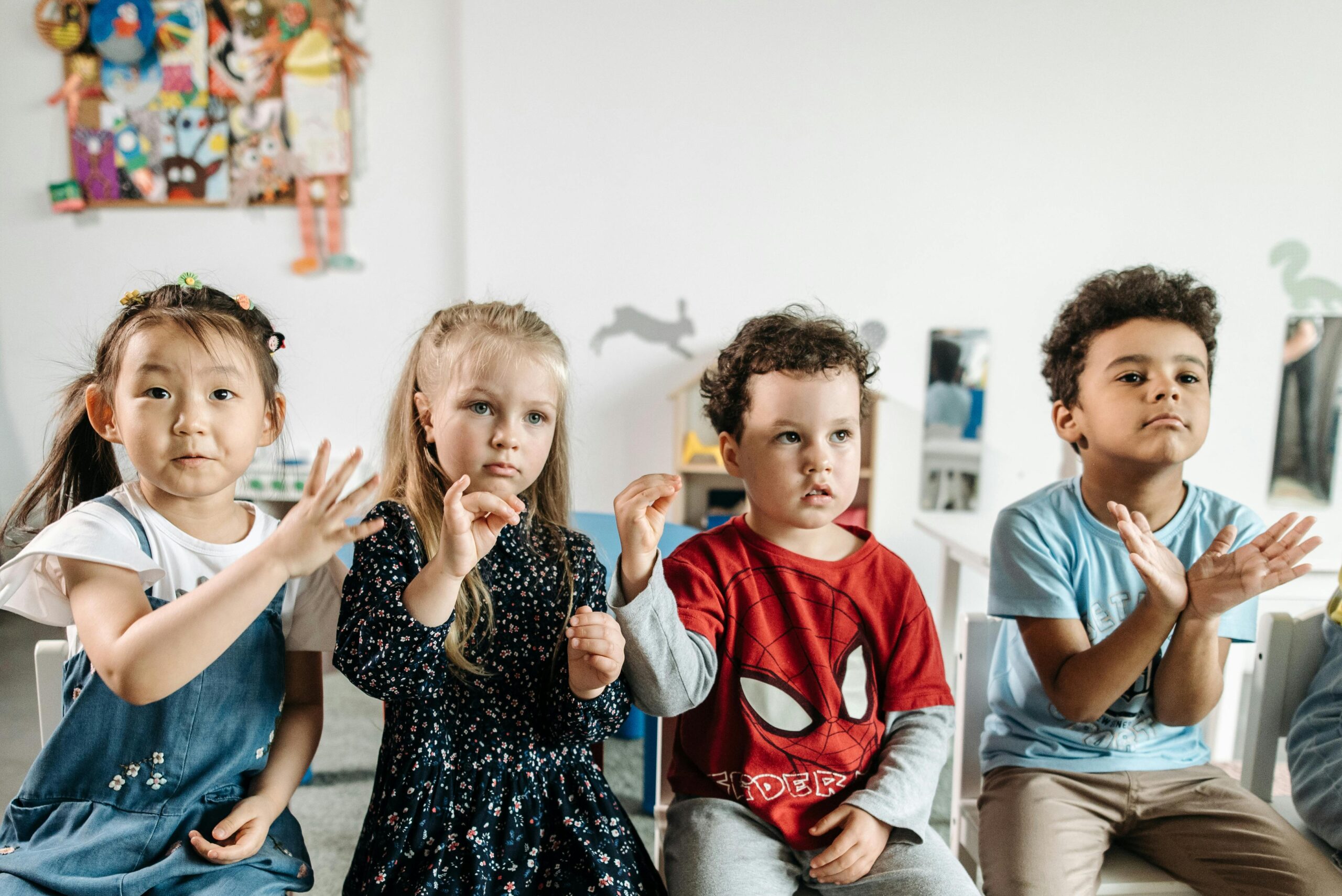 children learning sign language